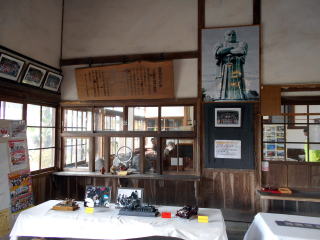 かつての駅事務室はイベントスペースになっているが、切符売り場やチッキは原型を留めている