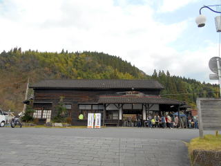 明治時代の開業時から建材の駅舎が今も残る大隅横川。嘉例川とともに県内最古の木造駅舎である。