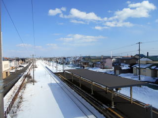 大楽毛のホーム。釧路の住宅街の西端となる駅である。