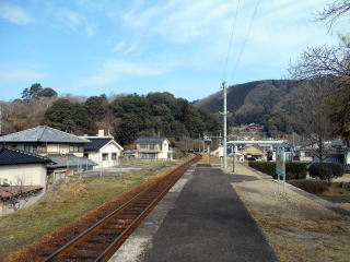 尾関山のホームから桜や紅葉の名所となっている尾関山を望む。