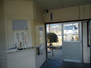 尾関山の改札口。廃止が予定されているせいか、駅ノートも置かれている。