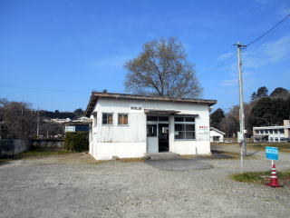 尾関山の駅舎。かつては三江線内では珍しい簡易委託の駅だった。