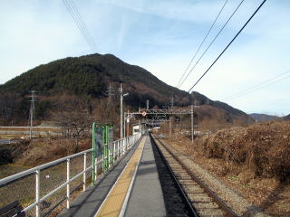 中央本線唯一の棒線駅である信濃川島のホーム