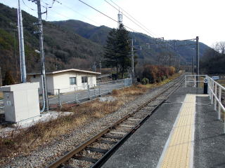 ホームの離れにある信濃川島の駅舎