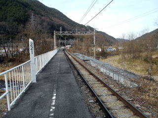 信濃川島の駅構内にある鉄橋の遺構