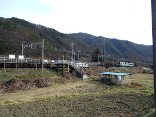 信濃川島に到着する中央本線の電車
