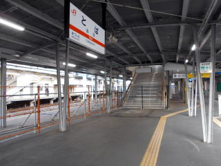有人駅時代は近鉄のホームへの行き来が可能だったが、今ではその階段は閉鎖されている。