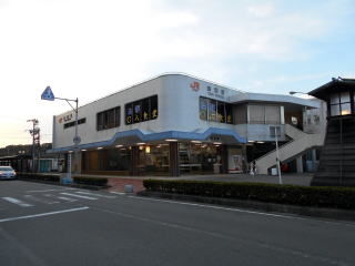参宮線の終点、鳥羽の駅舎。2回には店舗が入る複合型の駅舎である。