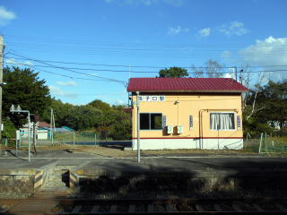 ホームから見た銚子口の駅舎。駅前には民家が数軒あるのみだ。