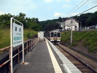 袋倉に到着する吾妻線の電車。
