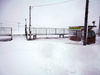 名寄高校の最寄り駅となっている東風連。しかし大雪になったこの日はこの駅をつかって下校する生徒はいなかった。