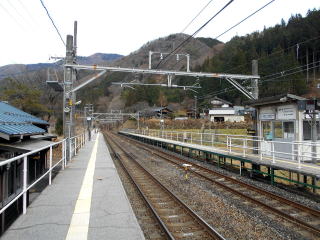 倉本のホーム。単線と複線区間の境界駅でもある。