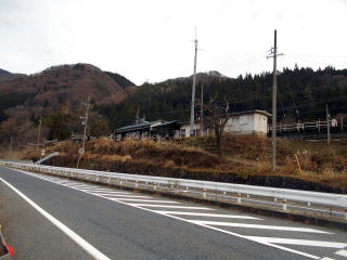 国道より高台に位置する倉本の駅舎