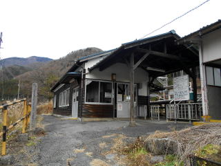 倉本の駅舎。