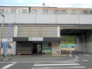万座・鹿沢口の駅入口。表側の真ん前には国道が通っている。