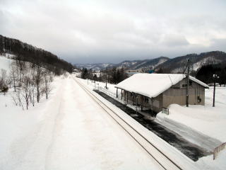 鹿ノ谷のホーム。冬季は広い構内跡も雪で完全に覆われた格好となっている。