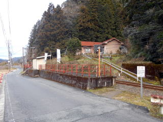 竹のホームの駅前の民家。道路に出るには線路を渡るしか方法がない。