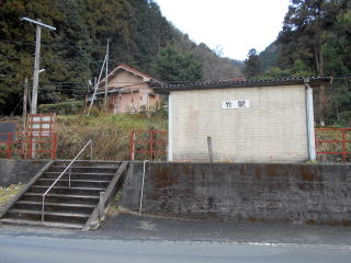 竹の駅入口、駅前の道路は何気に車がよく通過する。