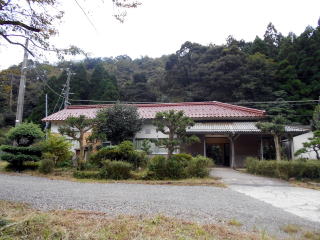 山陰本線では兵庫県最後の、居組。立派な駅舎と植え込みが迎えてくれる駅である。
