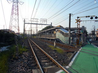 小田栄の浜川崎行きのホーム全景。電車がない時間帯はがらんとしている。