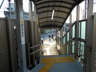 小田栄の駅出口。新駅なので、きちんと簡易式のSuicaの機械がある。