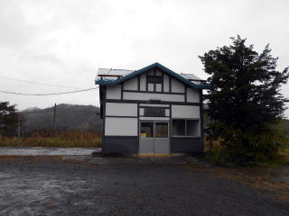 藤山の駅舎。建物は待合室部分のみとなったが開業時のものである