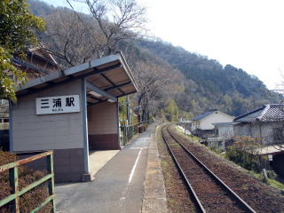 因美線の三浦駅。戦後に地元住民の請願によって造られた駅である。
