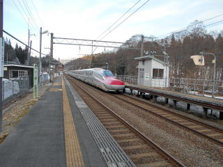 刺巻は田沢湖線内の駅であるがゆえに、新幹線が高速で通過していく。