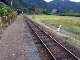 明塚のホーム脇の４５キロポスト。江津から鉄路で４５キロ進んだことになる。