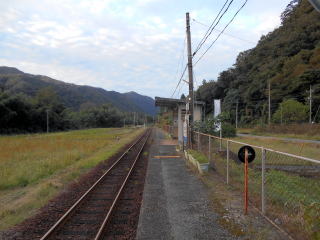明塚のホーム。畑地に囲まれた駅だ。