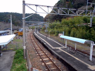 青井岳のホーム。交換可能な島式ホームの駅である。