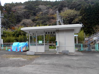 青井岳の駅舎。JR九州管内特有のガラス張り待合室の建物だ。
