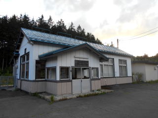 かつては日本一乗降客が少ない有人駅だった区界の駅舎