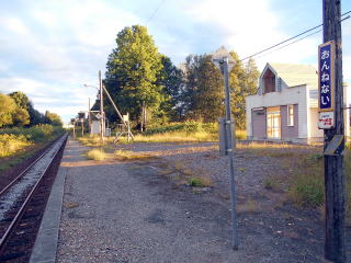 恩根内の列車乗り場から駅舎までの間は少しばかり距離がある。昔はもっと大きな駅舎だったのであろう