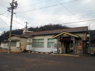 坂祝の駅舎。駅構内にセメント工場があり、かつてはセメント輸送の拠点となっていた駅である。
