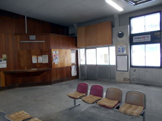 清水沢の待合室。駅の窓口も板で塞がれている姿は痛々しい。