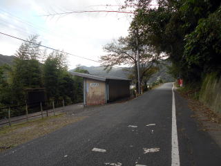 三江線の起点駅、江津から1駅目の江津本町。名前に反して川と山に挟まれた駅である。