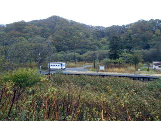 バスが通る国道側から撮った大和田の駅前景。山間の小駅といった雰囲気である。