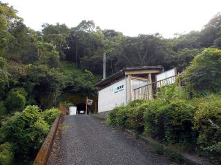 鯖瀬の駅入口。利用者は多くなく、西崎さいき氏の「0人駅」にも掲載されている駅だ。