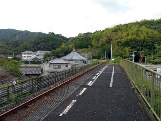 鯖大師本坊は駅のすぐ近くにあり、ホームからその全景が見られる。