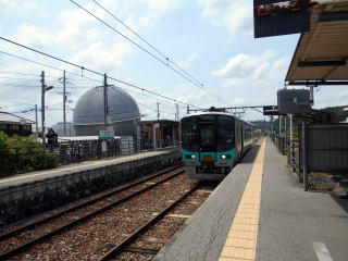 社町に到着した加古川線の電車。加古川行きながらも1両のみの編成はなかなかの混雑ぶりだった。