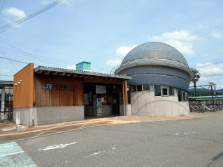 プラネタリウム風の建物が特徴的な社町の駅舎。西崎さいき氏の「珍駅巡礼」にも取り上げられた駅である。