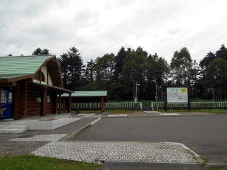 月形町に入って最初に到着する駅、月ヶ岡。駅前は公園として整備されている。