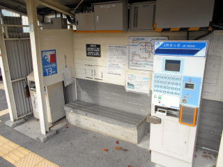 冷水浦の待合所にある自動券売機と駅ノート。設置されているのは和歌山方面のみである。