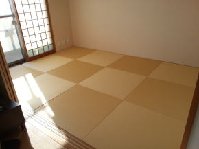カラー琉球畳（ゴールド色仕様の施行例）