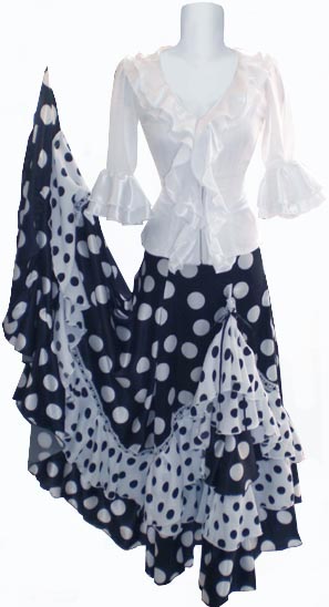 フラメンコ衣装「ロゼ花子」のドレスは、生地を豊富に使用。ツーピース 