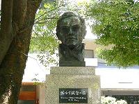 ペルリ提督の像