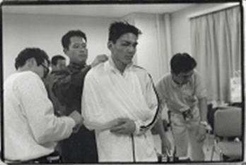 脱臼した肩を固定しているところ