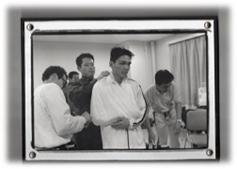 脱臼した肩を固定しているところ
