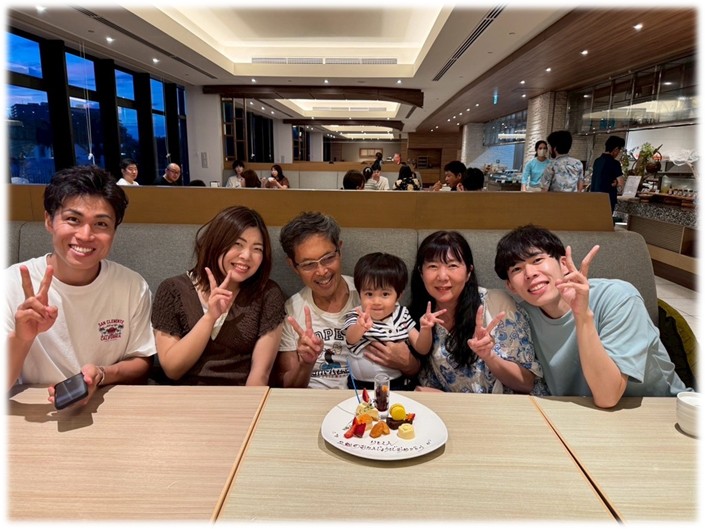 家族写真、孫の２歳の誕生日祝い